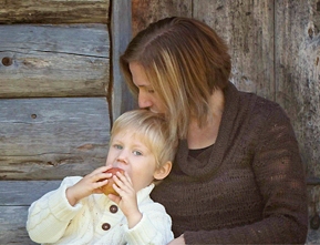 Josefine Axefall tillsammans med sonen Herman som äter på ett äpple. Fotot är från 2014. 