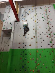 Josefine Axefall klättrar klättervägg