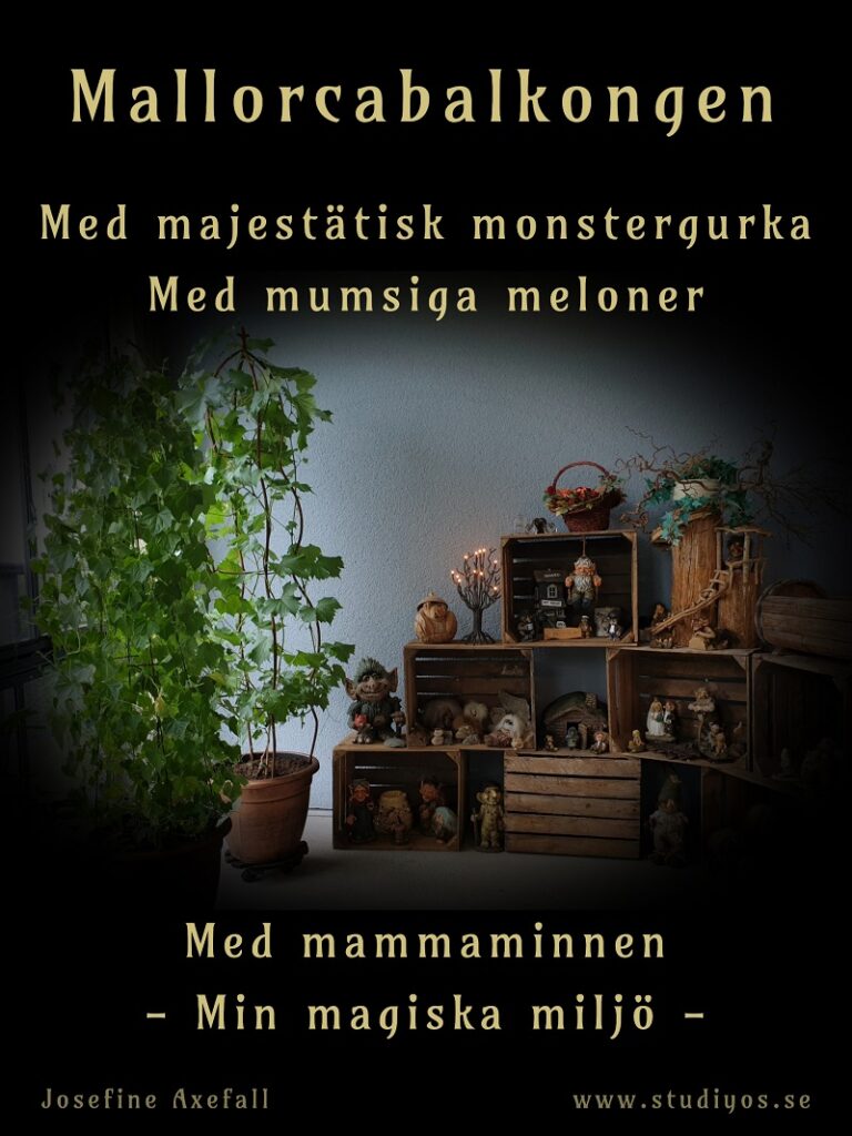 Bokstavsdikten "Mallorcabalkongen" skriven på ett fotografi med svart mjuk inramning. På fotot syns stora gröna plantor och gamla trälådor staplade på varandra. I trälådorna finns mängder av troll.
Mallorcabalkongen
Med majestätisk monstergurka
Med mumsiga meloner
Med mammaminnen
- Min magiska miljö -
Skriven av: Josefine Axefall www.studiyos.se